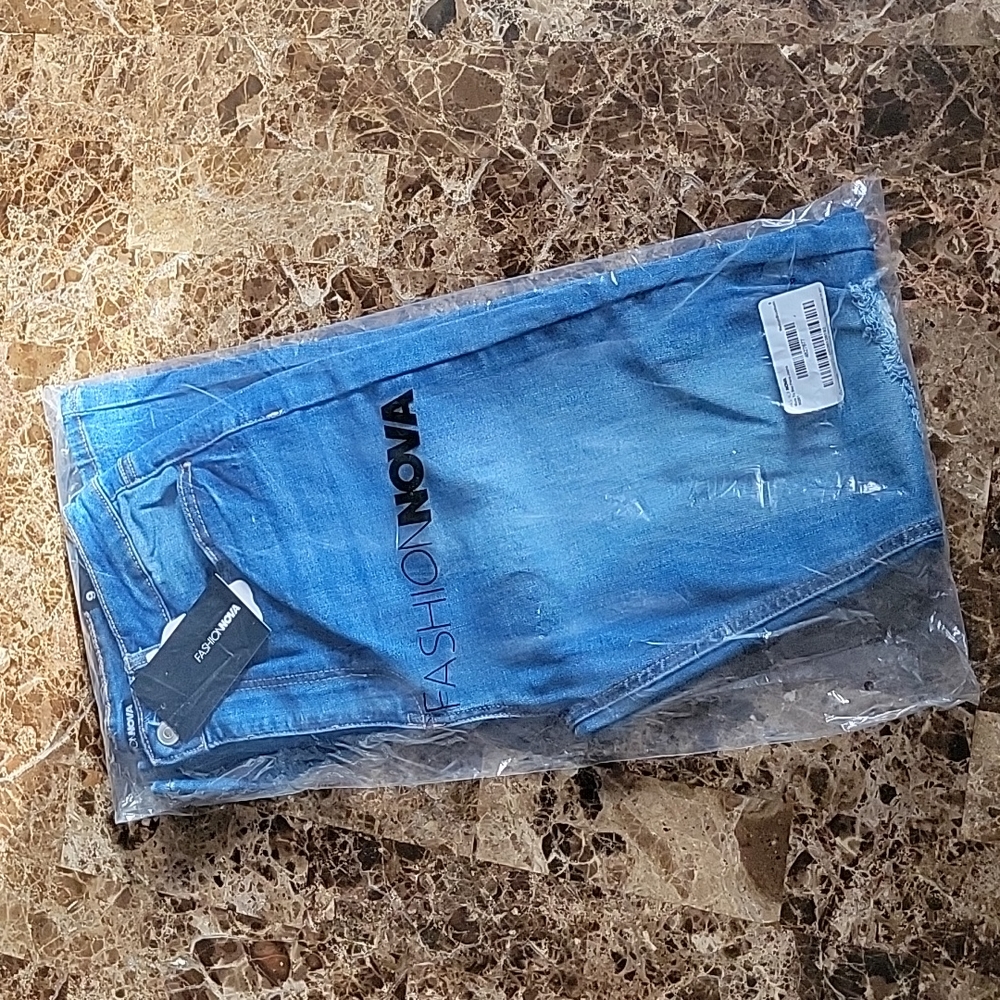 🆕️Fashion nova/Women Flare Jeans - Medium Blue Wash Size 9